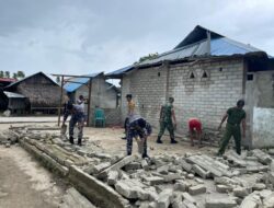 Aksi kepedulian TNI-Polri di Kecamatan Selaru, bersihkan reruntuhan pasca bencana angin kencang