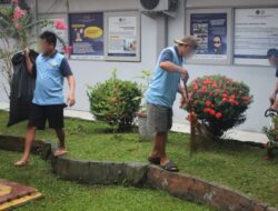 Warga Binaan Membersihkan Area Dalam Lapas Banjarmasin