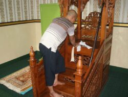 Warga Binaan Lapas Banjarmasin Rutin Laksanakan Gotong Royong Di Masjid Baabud Taqwa