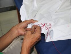 Warga Binaan Lapas Banjarmasin Lanjutkan Proses Menjelujur Kain Sasirangan