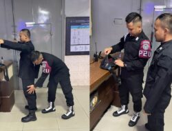 Petugas P2U Lapas Banjarmasin Pastikan Setiap Pegawai Masuk Dengan Prosedur Keamanan Yang Benar