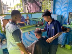 Suasana Blok Hunian Lapas Banjarmasin Tertib Dan Ceria Saat Kegiatan Pangkas Rambut