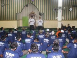 Petugas Bimkemaswat Dampingi WBP Ikuti Program Pendidikan Paket