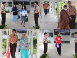 Warga Binaan Anggota Pramuka Lapas Banjarmasin Laksanakan Tugas Penyambutan Tamu Dengan Disiplin