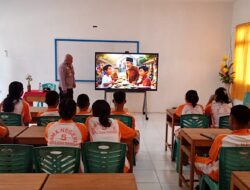 Kapolsek Selaru Tanamkan Kesadaran Hukum kepada Pelajar