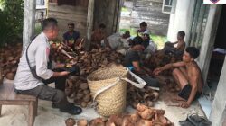 Sambangi Warga Olah Kopra, Bhabinkamtibmas Watmasa Sampaikan Pesan Kamtibmas