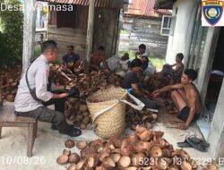 Sambangi Warga Olah Kopra, Bhabinkamtibmas Watmasa Sampaikan Pesan Kamtibmas