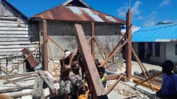 Bhabinkamtibmas Arma I Ikut Bangun Rumah Warga