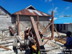 Bhabinkamtibmas Arma I Ikut Bangun Rumah Warga