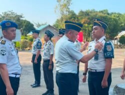 Lapas Narkotika Karang Intan Gelar OPDISTIB, Kalapas Yugo Periksa Kelengkapan Pakaian Dinas Petugas