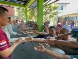 Lapas Narkotika Karang Intan Hadirkan Kebersamaan melalui Berbagi Roti Usai Salat Jumat