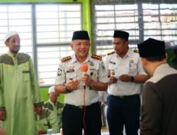 Yugo Indra Wicaksi Serahkan Kacamata kepada Warga Binaan Lapas Narkotika Karang Intan