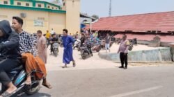 Jaga Kekhusyukan Ibadah, Bhabinkamtibmas Desa Sifnana Amankan Jalannya Shalat Jumat Berjamaah