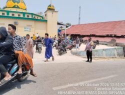 Jaga Kekhusyukan Ibadah, Bhabinkamtibmas Desa Sifnana Amankan Jalannya Shalat Jumat Berjamaah