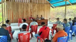 Antisipasi Potensi Konflik Antar-Desa, Kapolsek Kormomolin Gelar Pertemuan Strategis Bersama Forkopimcam, Kades, dan BPD