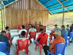 Antisipasi Potensi Konflik Antar-Desa, Kapolsek Kormomolin Gelar Pertemuan Strategis Bersama Forkopimcam, Kades, dan BPD