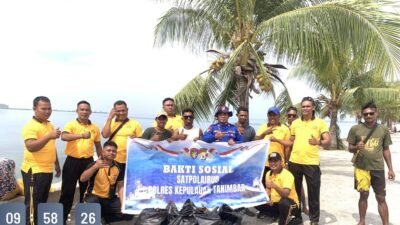 Jaga Ekosistem Pesisir, Sat Polair Polres Tanimbar Gelar Aksi Bersih Pantai Bersama Warga