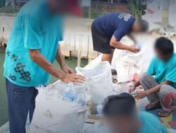 Warga Binaan Lapas Banjarmasin Pilah Sampah Plastik dalam Kegiatan Pembinaan Kemandirian