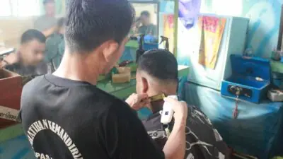 Lapas Banjarmasin Dorong Kebiasaan Hidup Bersih melalui Layanan Pangkas Rambut Warga Binaan