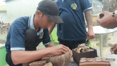 Warga Binaan Lapas Banjarmasin Sulap Batok Kelapa Menjadi Kotak Tisu dan Bunga Hias