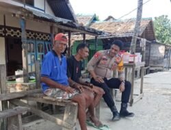 Bhabinkamtibmas Wermatang Sambangi Warga Jelang Beraktivitas di Kebun